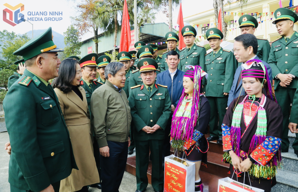 Bí thư Tỉnh ủy Vũ Đại Thắng thăm hỏi, trò chuyện với nhân dân huyện Hải Hà (tháng 1/2025). Ảnh: Thu Chung