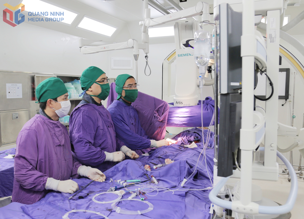 Bác sĩ Bệnh viện Đa khoa tỉnh thực hiện can thiệp đặt stent graft cho bệnh nhân bị phình động mạch chủ chậu.
