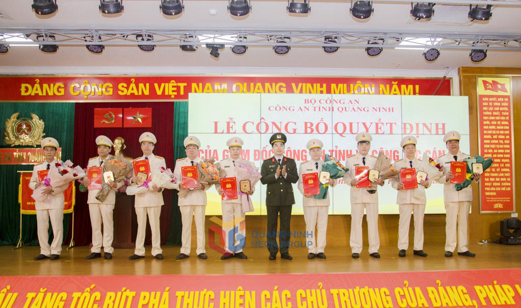 Giám đốc Công an tỉnh trao quyết định nghỉ công tác trước tuổi hưởng chế độ hưu trí đối với 9 lãnh đạo cấp phòng và tương đương.