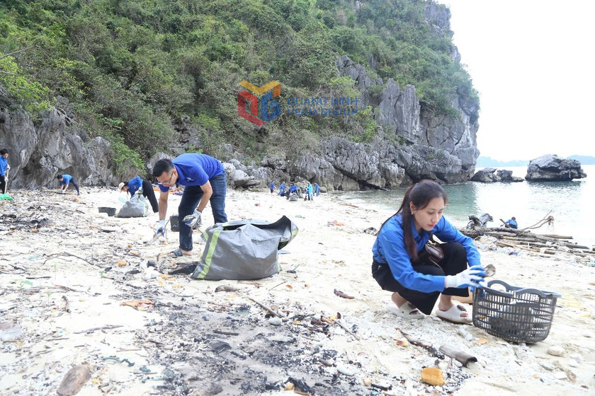 Đoàn viên, thanh niên tham gia dọn vệ sinh môi trường trên Vịnh Hạ Long.