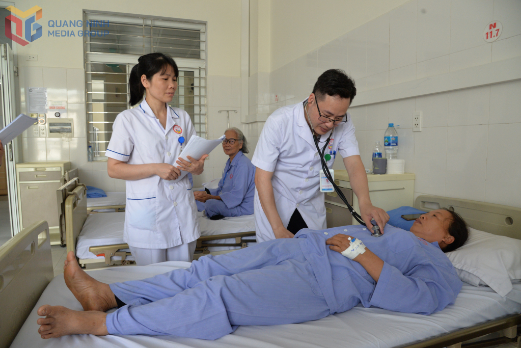 Bác sĩ Minh khám bệnh cho bệnh nhân điều trị nội trú tại khoa.