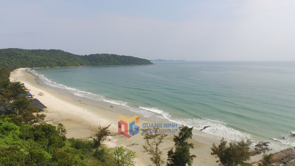 Bãi cát dài trắng mịn