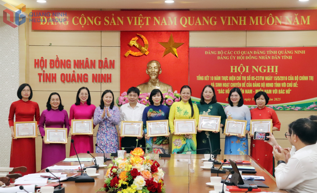 Nhân dịp này, Đảng ủy HĐND tỉnh đã biểu dương, khen thưởng 10 cá nhân có thành tích xuất sắc trong phong trào học tập và làm theo tư tưởng, đạo đức, phong cách Hồ Chí Minh; đồng thời phát động phong trào thi đua “Học và làm theo Bác” trên địa bàn tỉnh Quảng Ninh giai đoạn 2025–2030.  