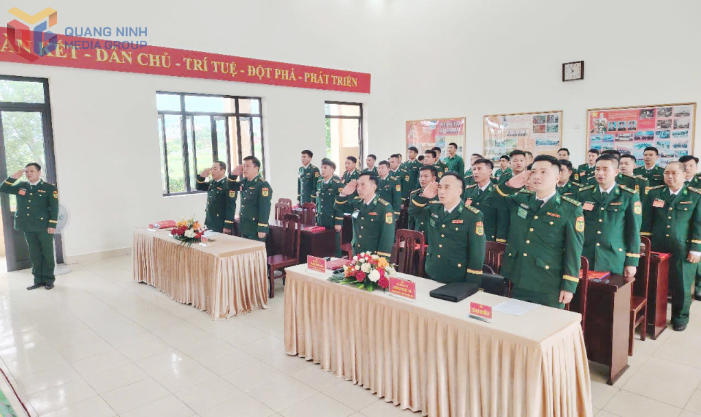 Đại hội chào cờ, hát quốc ca, quốc tế ca.