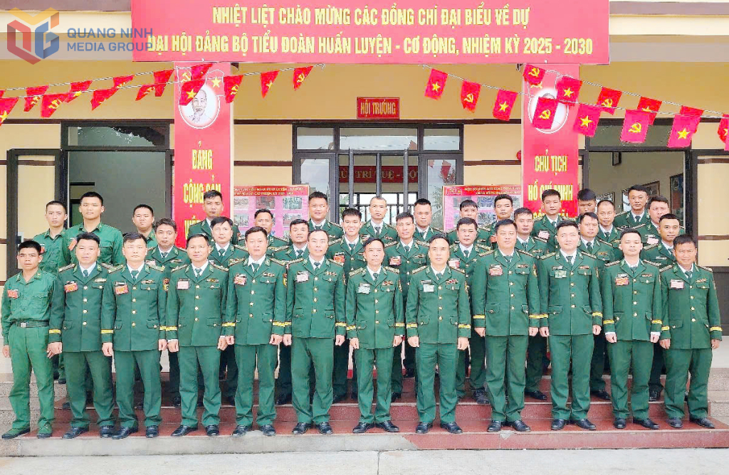 Các đại biểu chụp ảnh lưu niệm.