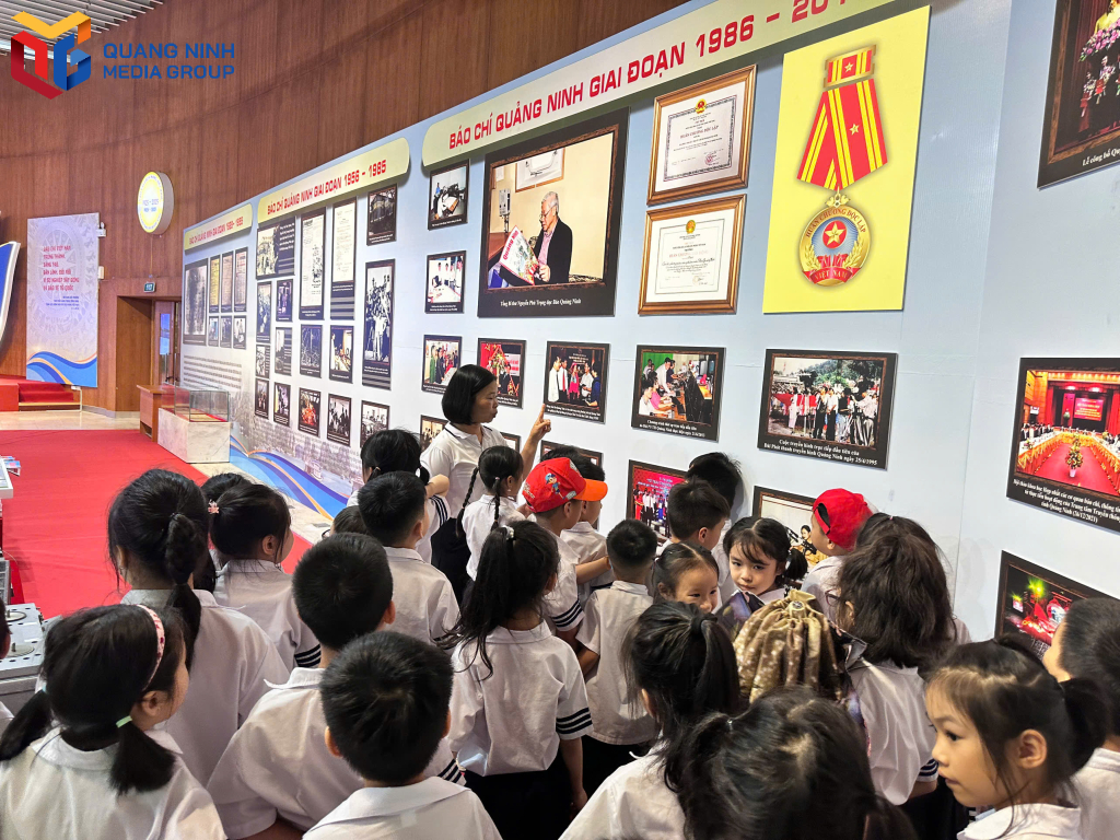 Thầy cô giới thiệu cho các em học sinh về lịch sử báo chí Quảng Ninh.