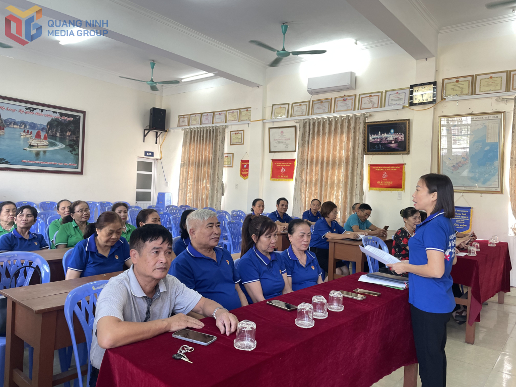 Một buổi sinh hoạt của CLB Phòng chống mua bán người và hỗ trợ nạn nhân phường Cao Xanh (TP Hạ Long). Ảnh: Hiểu Trân