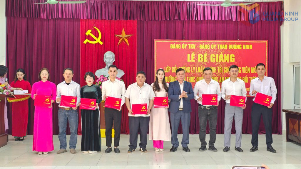 Ban Tuyên giáo Đảng ủy Than Quảng Ninh tổ chức Lễ bế giảng lớp Bồi dưỡng lý luận chính trị dành cho đảng viên mới, bồi dưỡng quốc phòng an ninh cho đối tượng 4 cho cán bộ, đảng viên.