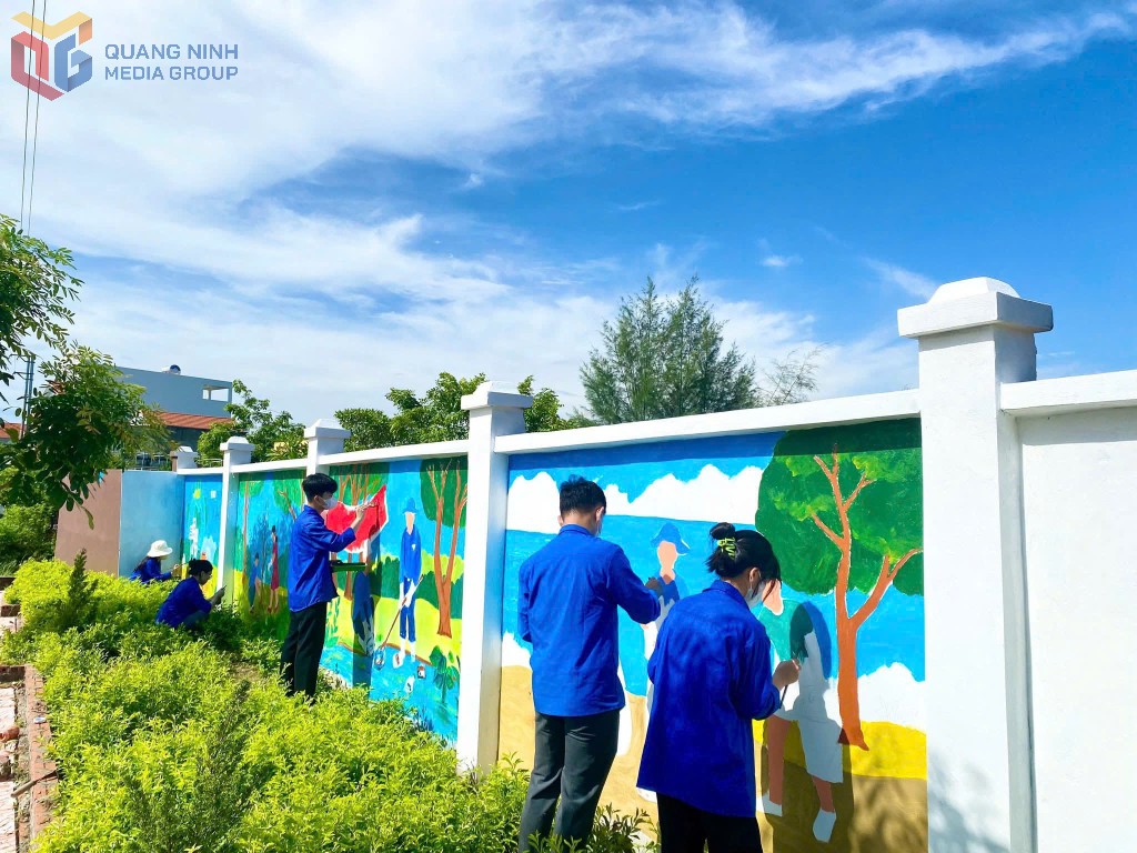 Đoàn viên thanh niên xã Hiệp Hoà vẽ tranh tường góp phần làm đẹp quê hương.