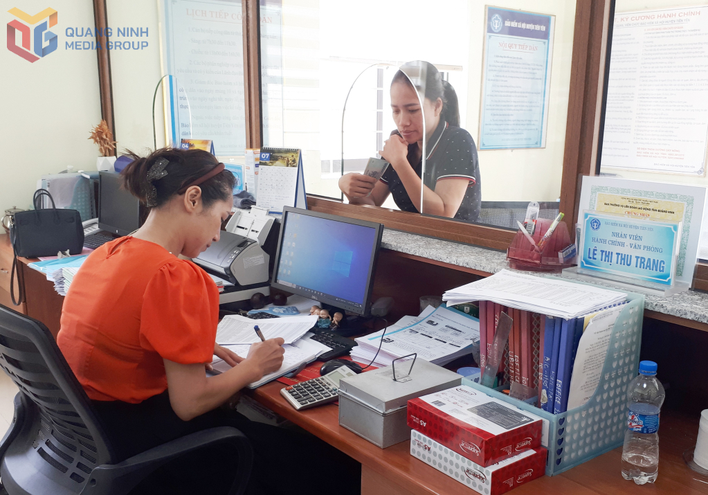 Người dân đến BHXH huyện Tiên Yên làm thủ tục nộp tiền tham gia BHXH tự nguyện.