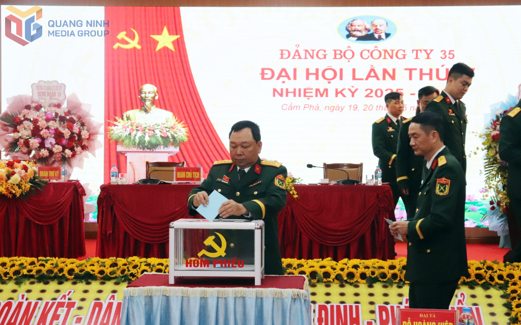 Các đại biểu bỏ phiếu bầu đại biểu đi dự Đại hội cấp trên.
