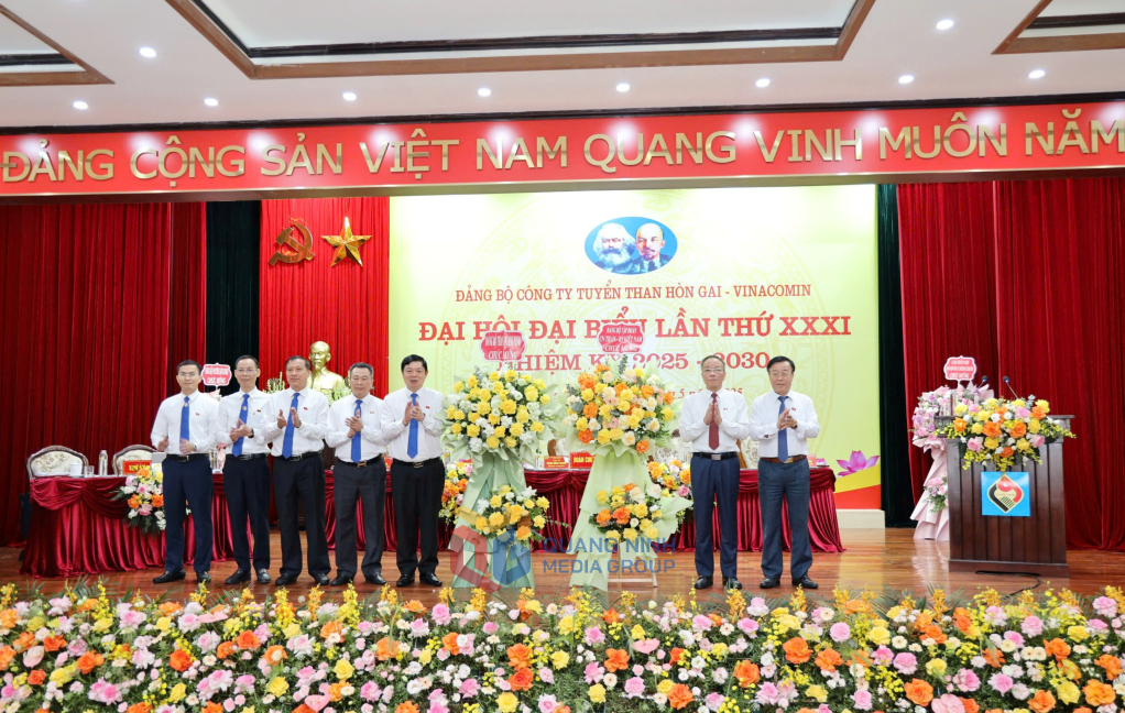 Lãnh đạo Đảng ủy Tập đoàn TKV và Đảng ủy Than Quảng Ninh tặng hoa chúc mừng Đại hội. 