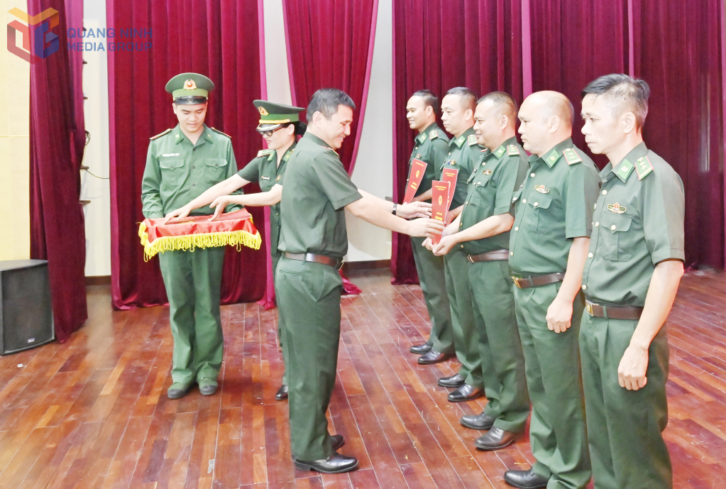 Đại tá Nguyễn Quang Hòa, Chỉ huy trưởng BĐBP tỉnh trao quyết định nâng lương, thăng quân hàm cho các đồng chí sĩ quan.