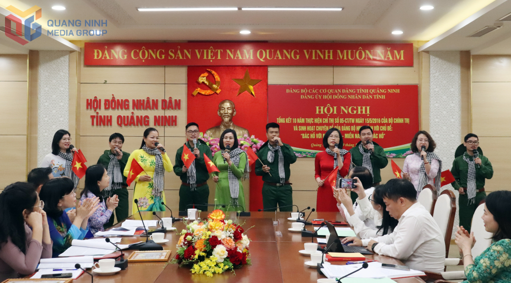 Buổi sinh hoạt chuyên đề của Đảng ủy HĐND tỉnh diễn ra sâu sắc, sinh động. 