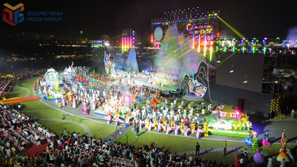 Carnaval Hạ Long 2025 thu hút hàng chục nghìn du khách đến với Hạ Long - Quảng Ninh.
