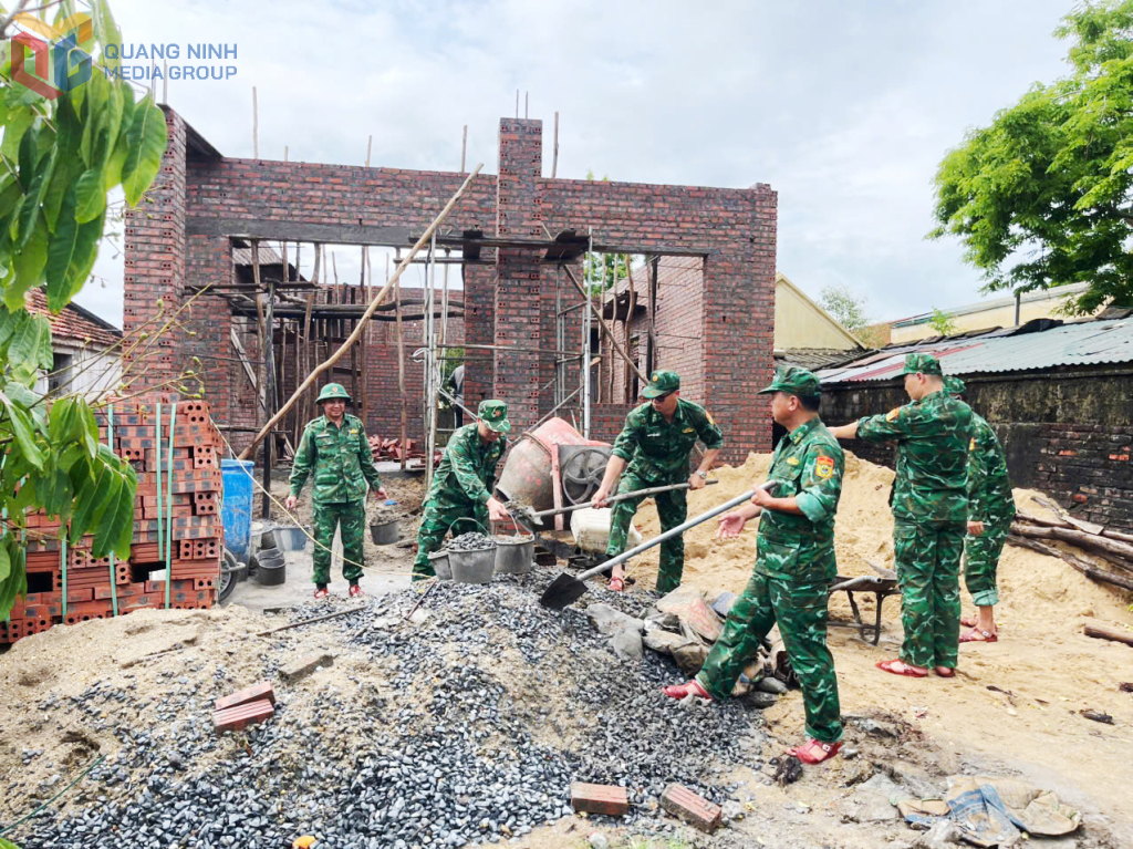 Cán bộ, chiến sỹ Đồn BP Trà Cổ giúp ngày công xây dựng nhà cho gia đình bà Tâm.