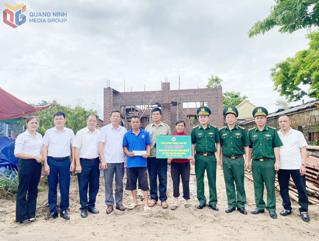 Đồn Biên phòng Trà Cổ trao kinh phí hỗ trợ xây dựng nhà cho gia đình bà Tâm.