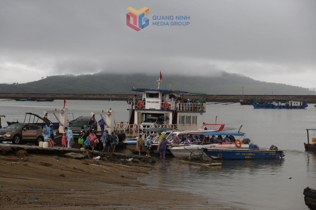 Hoạt động vận chuyển hành khách trên tuyến giao thông đường thuỷ Ghènh Võ-Cái Chiên bằng phà và xuồng cao tốc