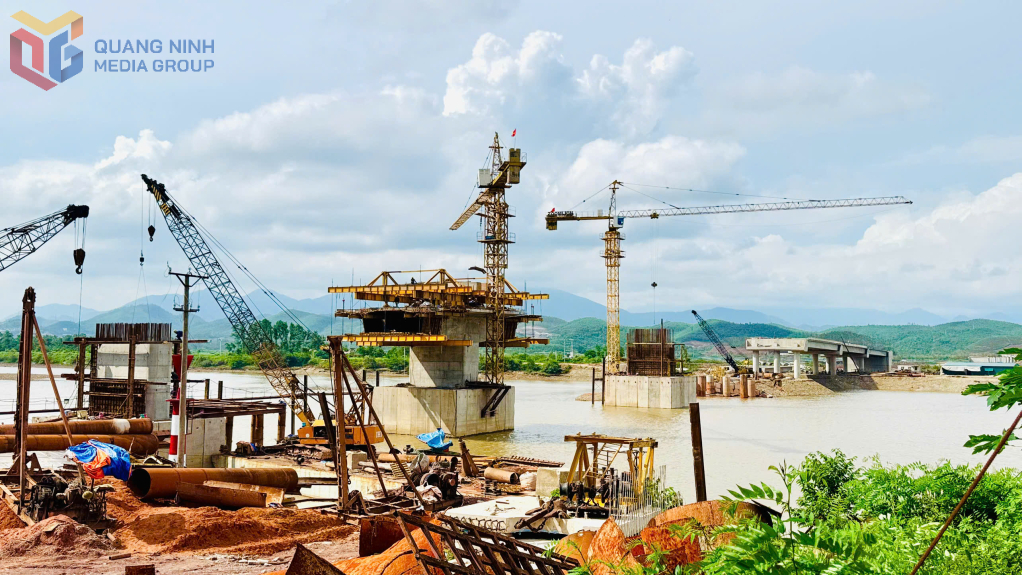 Thi công cầu vượt sông Tiên Yên thuộc dự án tuyến đường kết nối QL4B đến QL18. Ảnh: Mạnh Trường