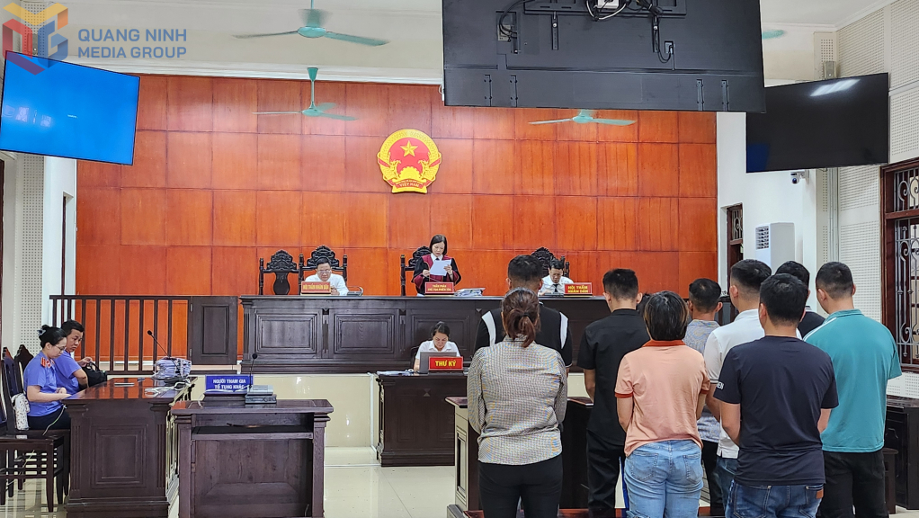 Chủ tọa phiên tòa tuyên án các đối tượng phạm tội đánh bạc.