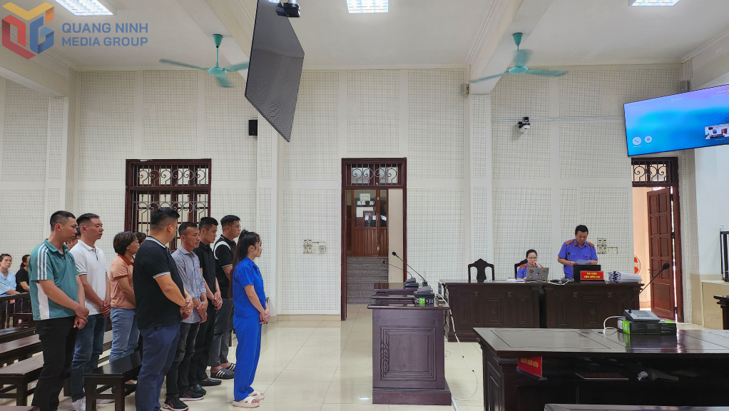 Đại diện VKSND tỉnh công bố cáo trạng truy tố các đối tượng trước phiên tòa xét xử tội Đánh bạc. 