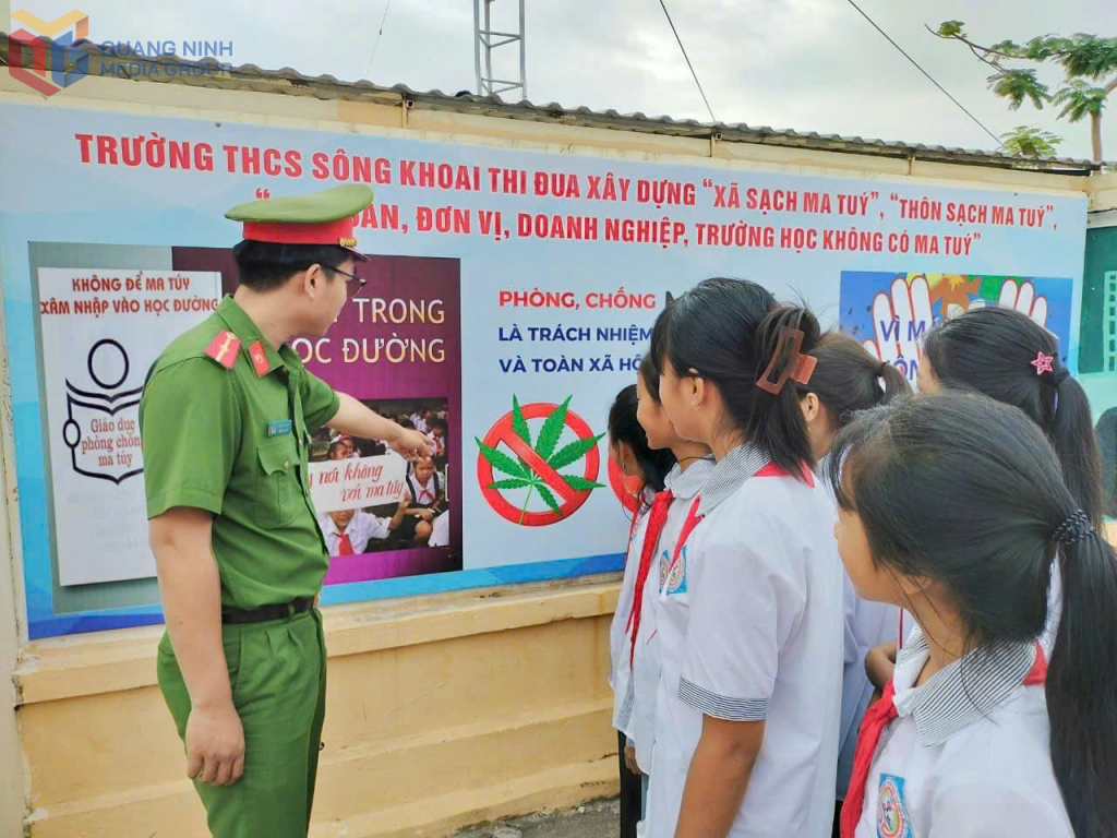 Công an xã Sông Khoai tuyên truyền phòng chống ma túy tới học sinh trên địa bàn. Ảnh: Văn Lịch (CTV)