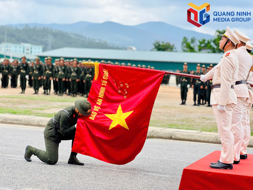 Chiến sỹ mới thực hiện nghi thức hôn quân kỳ.