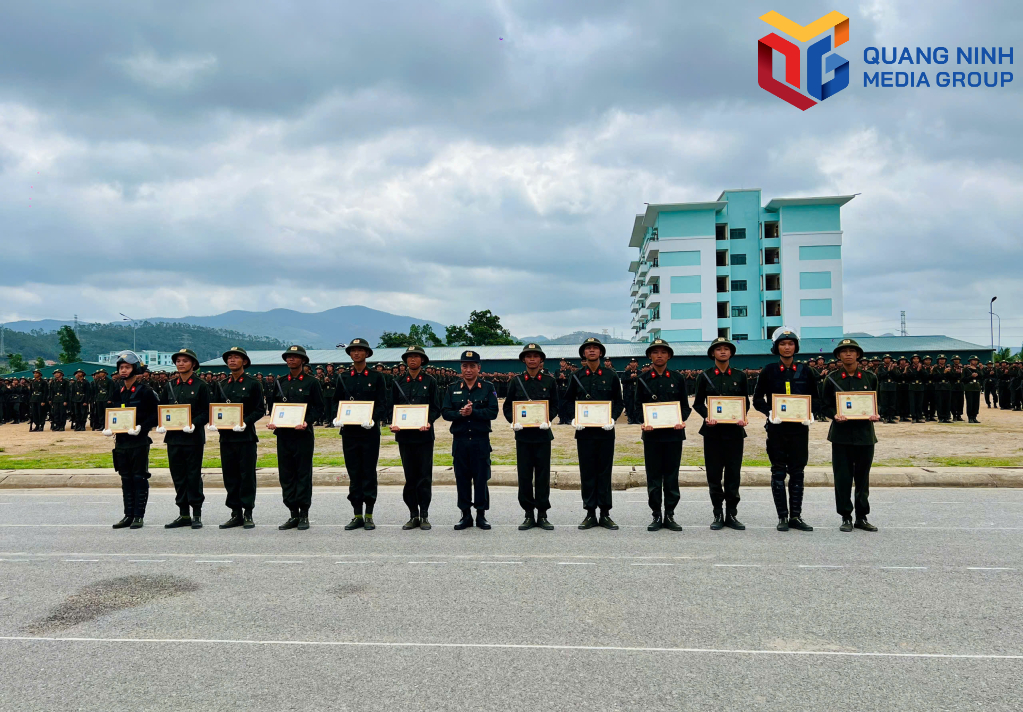 Đại tá Phan Công Côn, Trung đoàn trưởng Trung đoàn CSCĐ Đông Bắc trao chứng nhận cho các chiến sỹ mới.