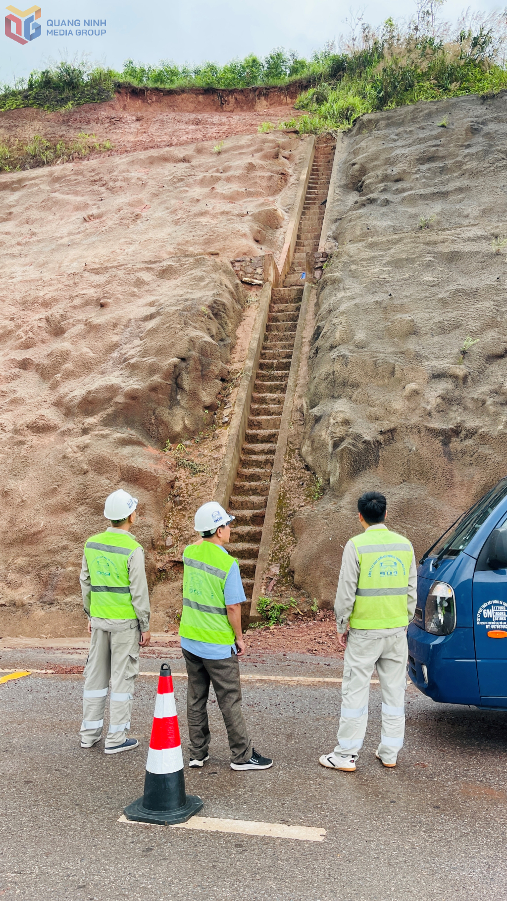 Sở Xây dựng yêu cầu Ban điều hành Cao tốc Cẩm Hải – Tiên Yên bố trí lực lượng tuần đường 3 ca liên tục kiểm tra các vị trí có nguy cơ sạt lở để kịp thời ứng phó.