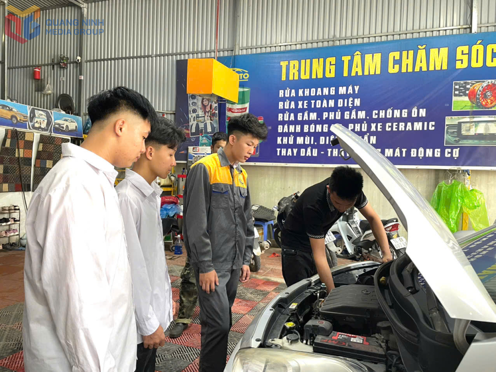 Học sinh Trung tâm Giáo dục thường xuyên- Giáo dục nghề nghiệp tỉnh tham gia thực hành nghề tại cơ sở sửa chữa xe. Ảnh: Thu Trang