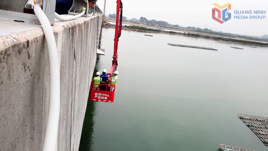 Cơ quan chuyên môn sử dụng thiết bị chuyên dùng quan trắc các cầu trên tuyến cao tốc Hạ Long- cầu Bạch Đằng.