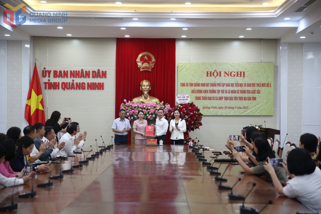 Các đồng chí: Phạm Đức Ấn, Phó Bí thư Tỉnh ủy, Chủ tịch UBND tỉnh; Nguyễn Thị Hạnh, Phó Chủ tịch UBND tỉnh, trao quyết định của Bộ Giáo dục và Đào tạo công bố tỉnh Quảng Ninh đạt chuẩn phổ cập giáo dục tiểu học và THCS mức độ 3 cho Sở Giáo dục và Đào tạo.