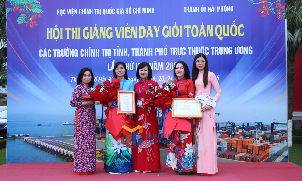 Lãnh đạo, giảng viên Trường Đào tạo cán bộ Nguyễn Văn Cừ, chúc mừng 2 giảng viên đạt thành tích tại hội thi.