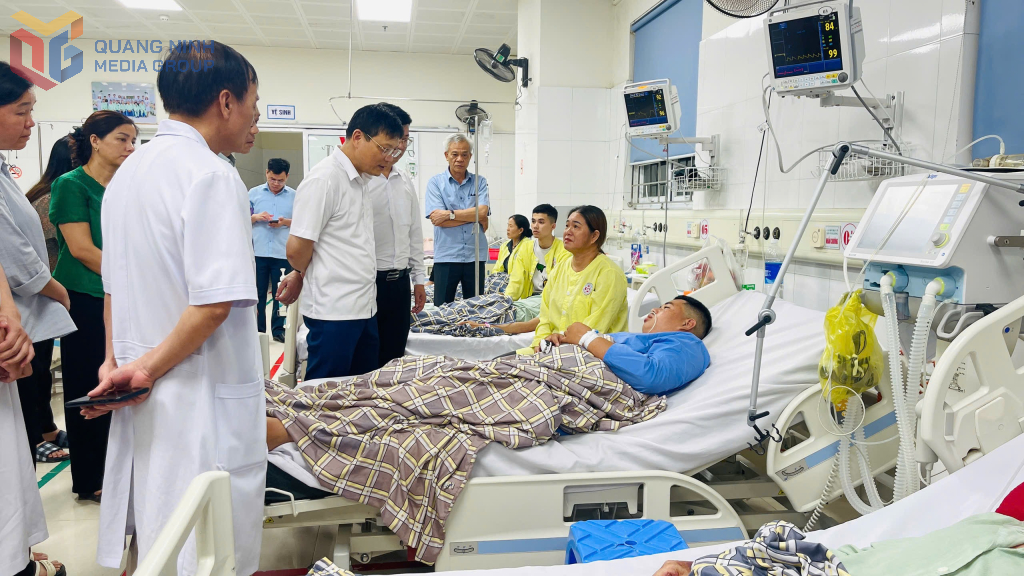 Đồng chí và lãnh đạo huyện Hải Hà thăm các cháu được cứu sống đang điều trị tại Trung tâm y tế huyện Hải Hà.