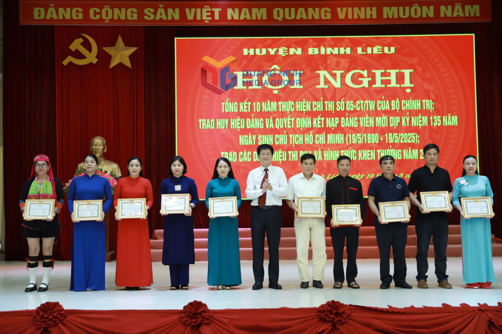 Đồng chí Đỗ Ngọc Nam, Bí thư Huyện ủy tặng giấy khen cho các tập thể có thành tích xuất sắc trong 10 năm triển khai thực hiện Chi thị số 05-CT/TW của Bộ Chính trị. Ảnh: Thu Hằng (Trung tâm TT-VH Bình Liêu)