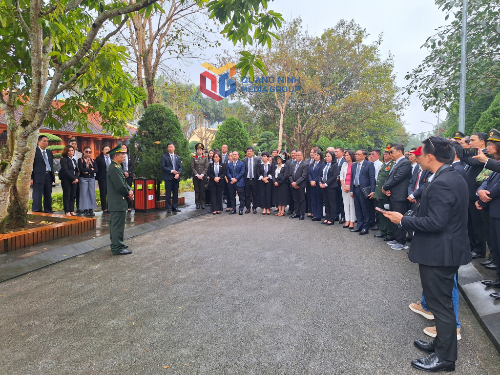 Hằng năm, Khu di tích lịch sử quốc gia Pò Hèn (TP Móng Cái) đón nhiều đoàn khách đến dâng hương tri ân các anh hùng liệt sĩ và tham quan, tìm hiểu lịch sử. Ảnh: Hữu Việt