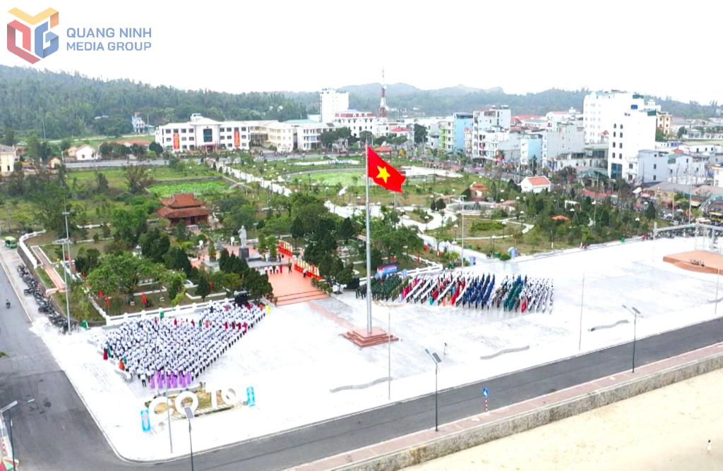 Nghi lễ thượng cờ trên đảo Cô Tô dịp kỷ niệm 64 năm ngày Bác Hồ ra thăm đảo 9/5 (1961-2025) diễn ra trang trọng, thiêng liêng với sự tham gia của lãnh đạo huyện Cô Tô, lãnh đạo, CBCCVC-LĐ các ban, ngành, đơn vị, địa phương; nhân dân và du khách trên đảo. Ảnh: Đỗ Phương