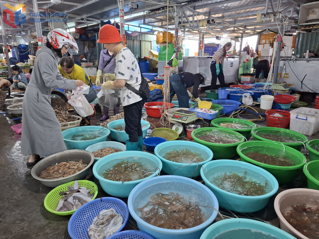 Đa dạng hải sản tươi sống được bày bán tại chợ Trung tâm Cô Tô. 