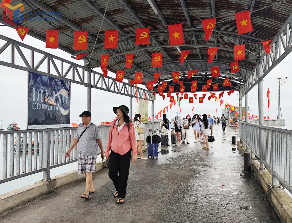 Cầu cảng Cô Tô tấp nập đón khách khi bước vào mùa du lịch cao điểm hè.