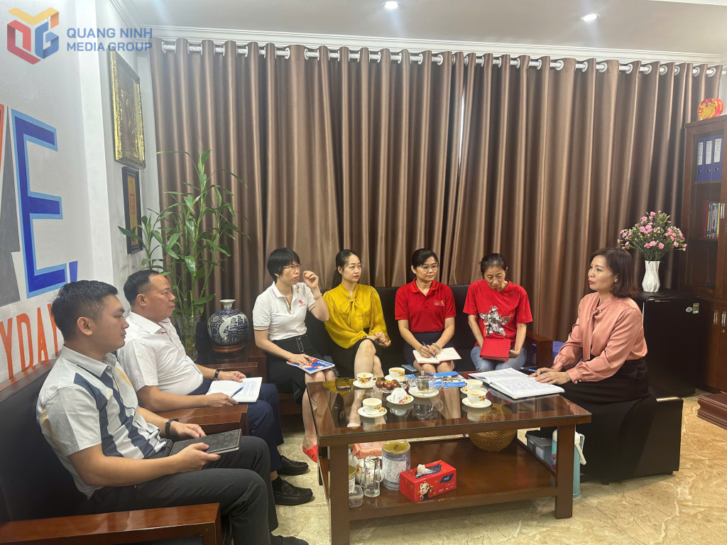 Bí thư Đảng ủy KCN Cái Lân (TP Hạ Long) trao đổi công tác phát triển đảng viên với Chi bộ Công ty CP Thương mại Bia Sài Gòn Đông Bắc. Ảnh: Cao Quỳnh