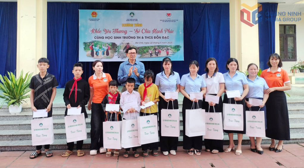  Hội Bảo trợ NKT - TMC tỉnh và CLB Thiện nguyện Nhân tâm Hạ Long tặng quà cho các em học sinh mồ côi khuyết tật và giáo viên có hoàn cảnh khó khăn tại Trường TH, THCS Đồn Đạc (huyện Ba Chẽ).
