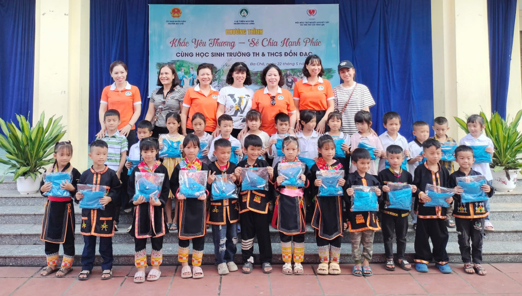 CLB Thiện nguyện Nhân tâm Hạ Long trao tặng áo đồng phục cho các em học sinh tại Trường TH, THCS Đồn Đạc (huyện Ba Chẽ).