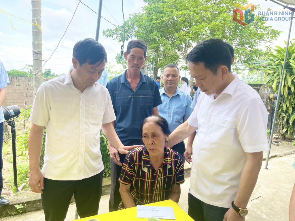 Lãnh đạo huyện Hải Hà thăm, động viên và trao hỗ trợ của tỉnh, của huyện cho gia đình nạn nhân bị đuối nước