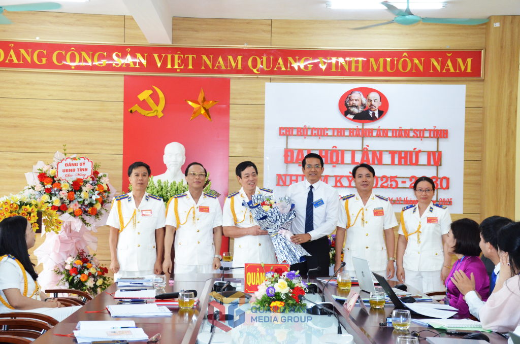 Đồng chí Vũ Ngọc Tuấn, Phó Bí thư Đảng ủy UBND tỉnh chúc mừng BCH Chi bộ Cục THADS tỉnh khóa IV, nhiệm kỳ 2025-2030.