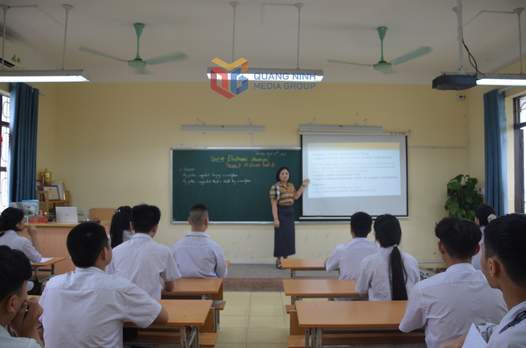 Tiết ôn tập Ngoại ngữ của cô và trò Trường THCS Cao Xanh (TP Hạ Long).