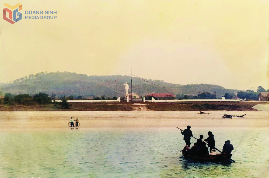 Huyện đảo Cô Tô năm 1994. Nhiều đoàn công tác muốn vào đảo phải quá giang bằng đò.