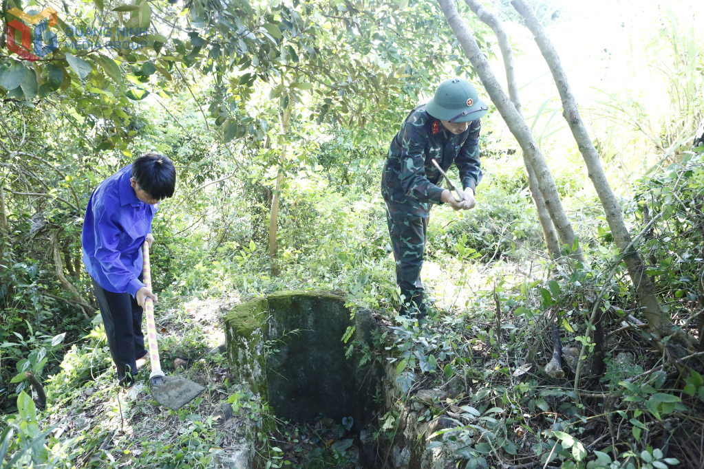 Thanh niên và lực lượng vũ trang trên huyện dọn cỏ, phát quang chăm sóc di tích.