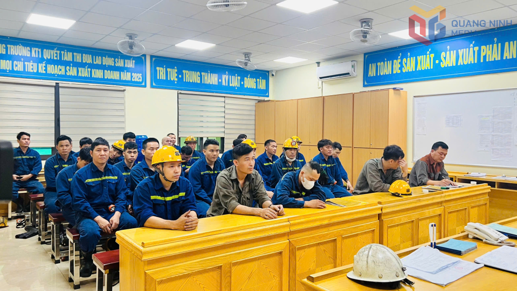 Anh Tạ Văn Sang (đầu tiên, hàng ghế đầu) trong giờ giao ca tại phân xưởng.