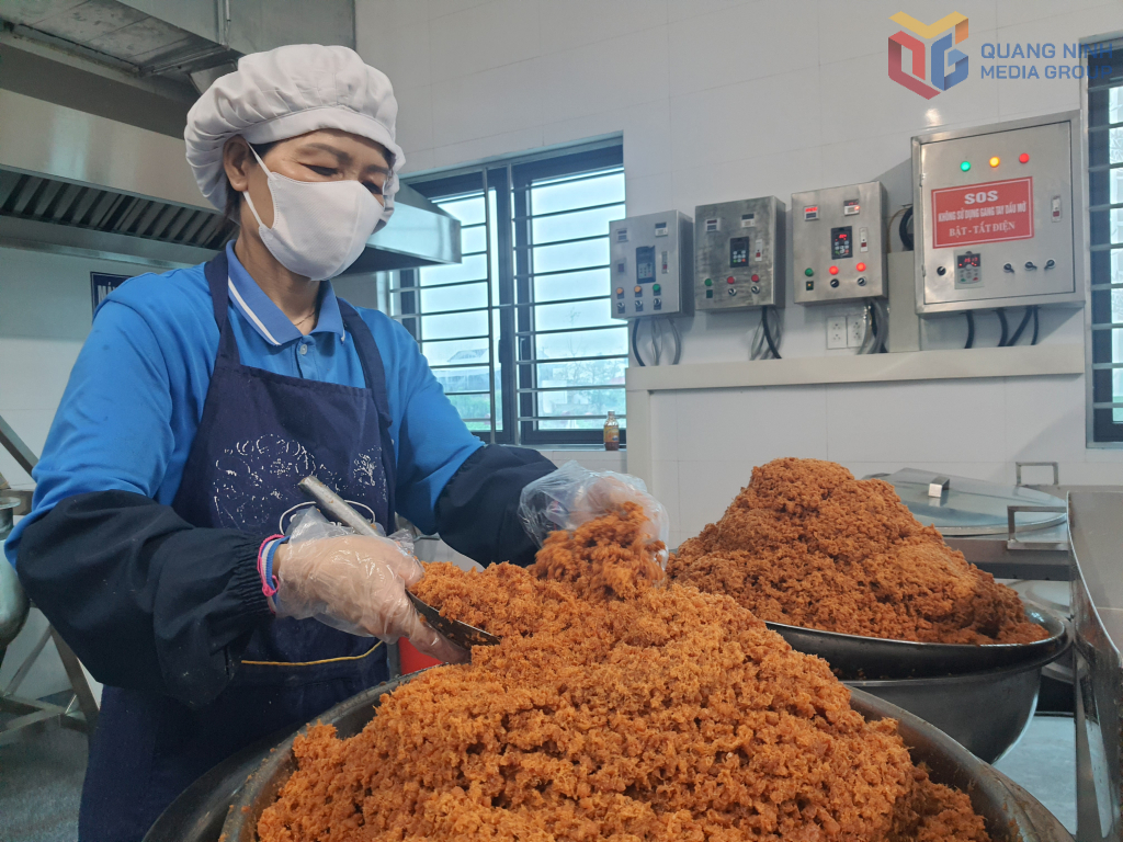 Người lao động cơ sở mắm ruốc Long Thương (TX Quảng Yên) trở lại sản xuất sau khi khắc phục hạ tầng do bão số 3 Yagi gây ra.