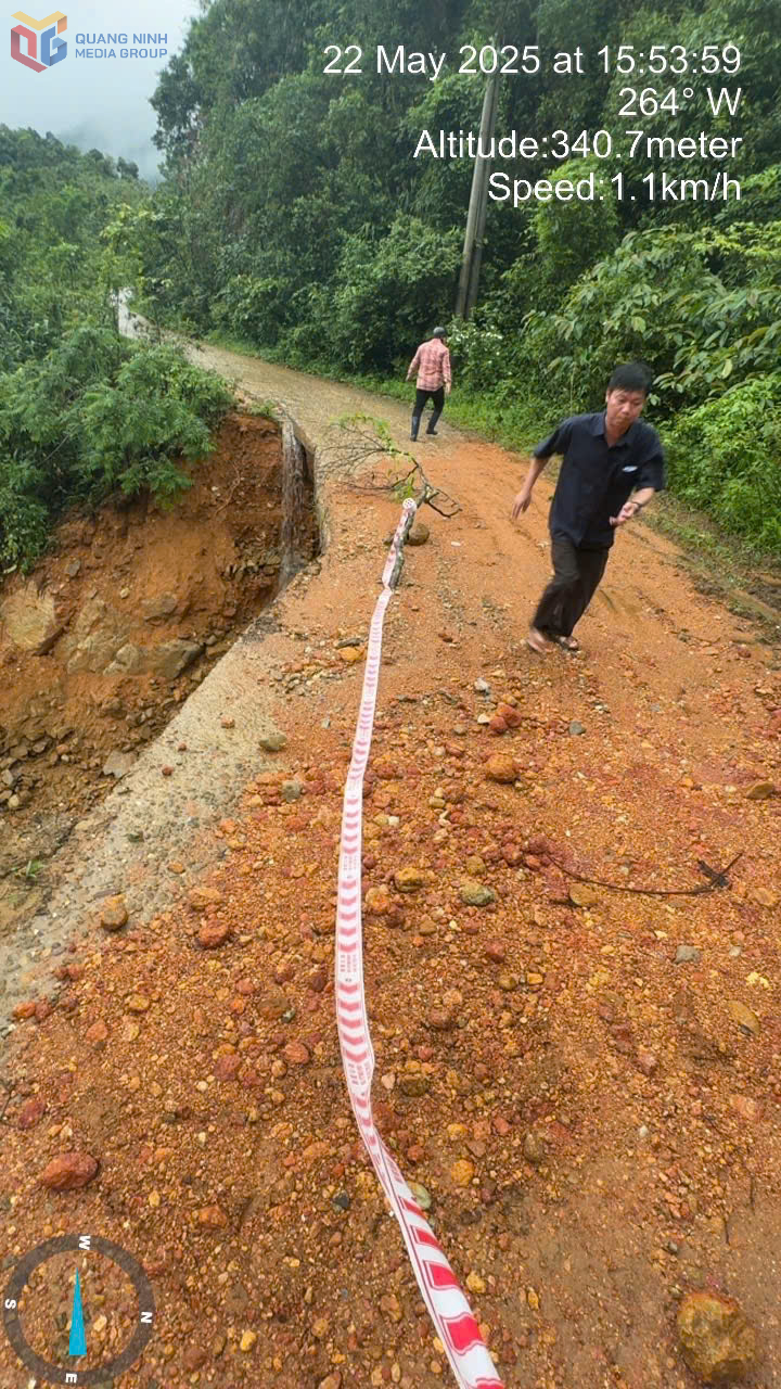 Xã Quảng Đức đã căng dây cảnh báo nguy hiểm để người dân không đi qua tuyến đường này